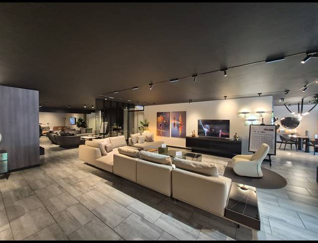 980M² SHOWROOM TO LET IN KRAMERVILLE